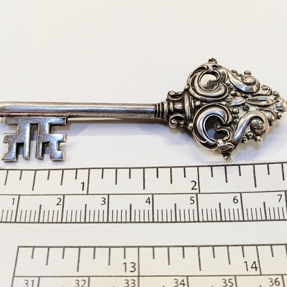 Vintage Sterling Signed Key Brooch - Picture 3 of 5